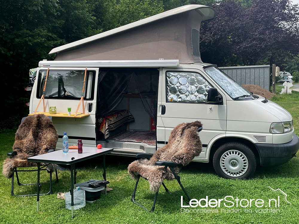Richard Marina Lammfelle auf einem Campingstuhl