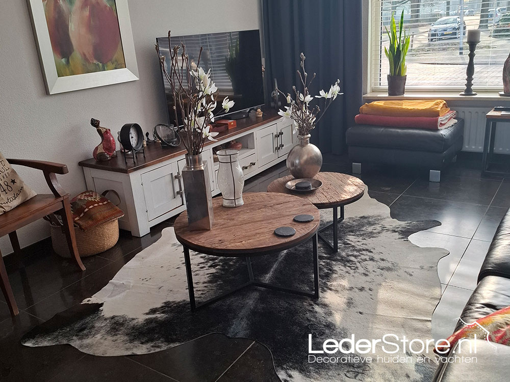 Kuhfell in Schwarz, Weiß, Braun und „Salt and Pepper“ im Wohnzimmer von Jose 2