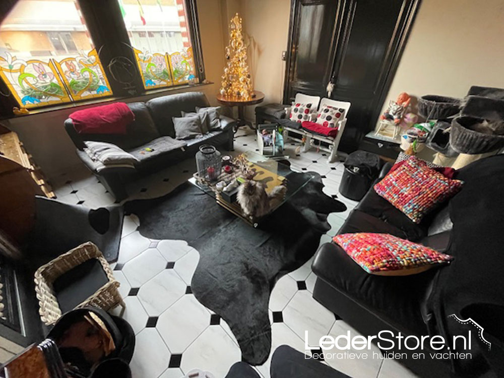 Schwarzes Kuhfell im Wohnzimmer von Muriel