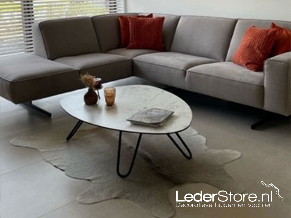 Kuhfell, grau-weiß, im Wohnzimmer von Heidi