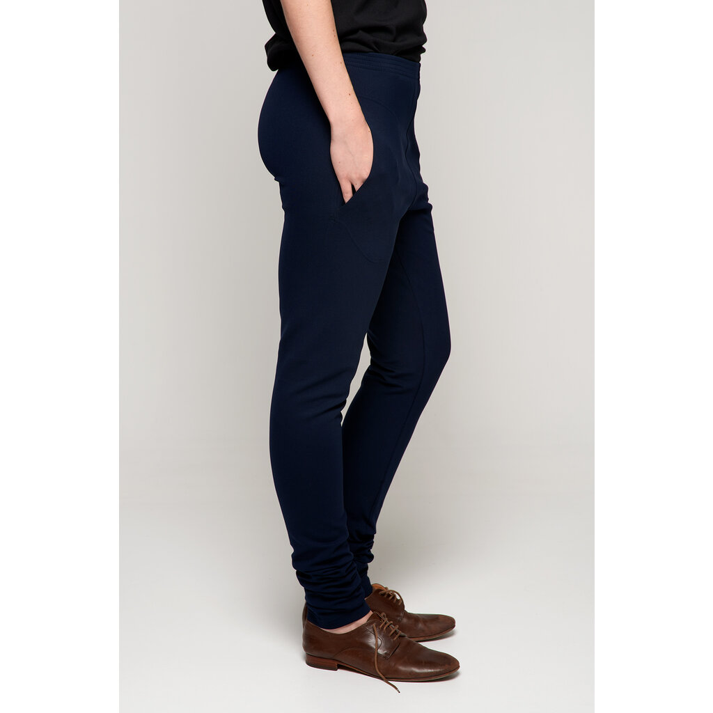 Monique van Heist legging in navy lycra