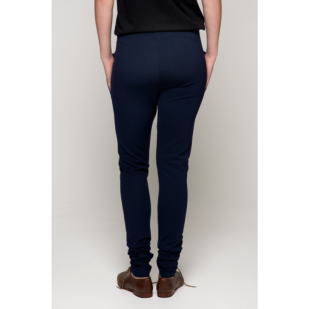 Monique van Heist legging in navy lycra