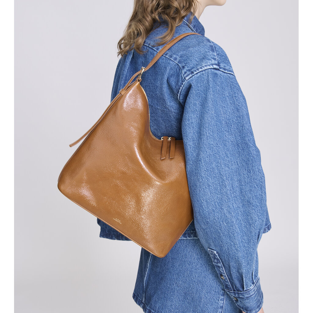 A.P.C. tas Vera in café