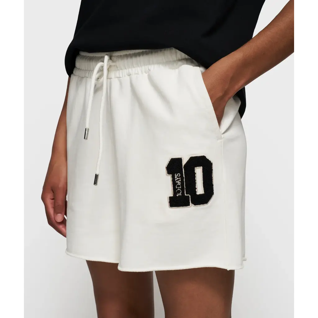 10 Days shorts 10 in ecru