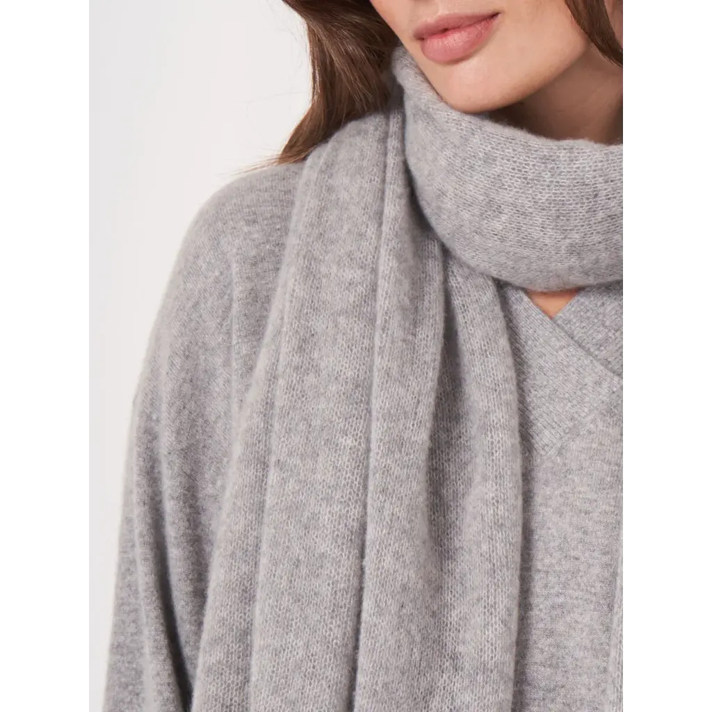 Repeat shawl 700506 in light grey