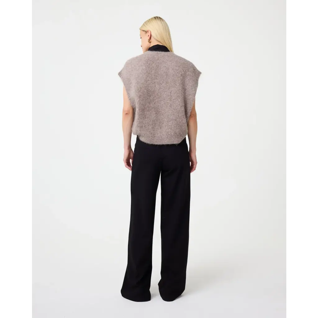 Knit-ted mouwloos vest Constanze in mocca