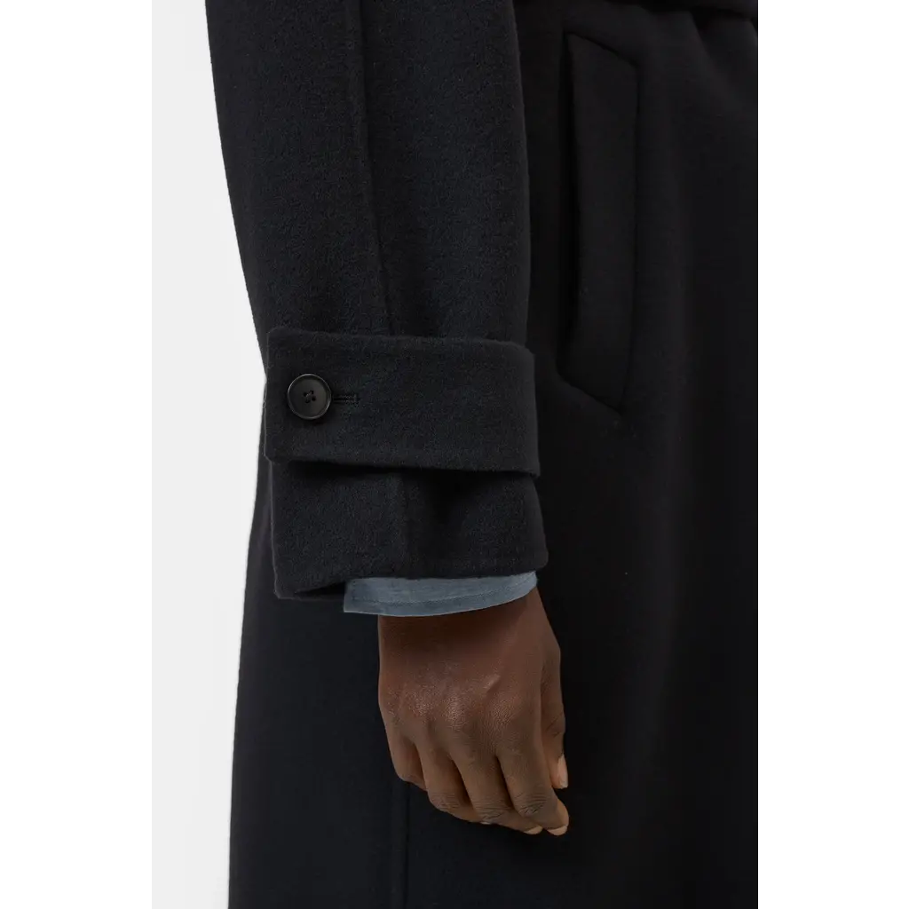 CLOSED  belted coat in black/100
