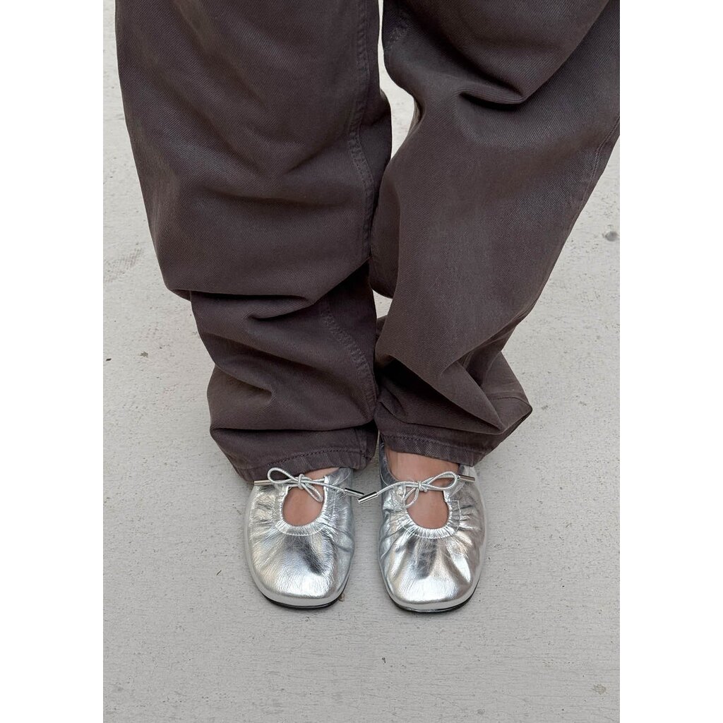 Alohas ballerina Rosalind in shimmer silver