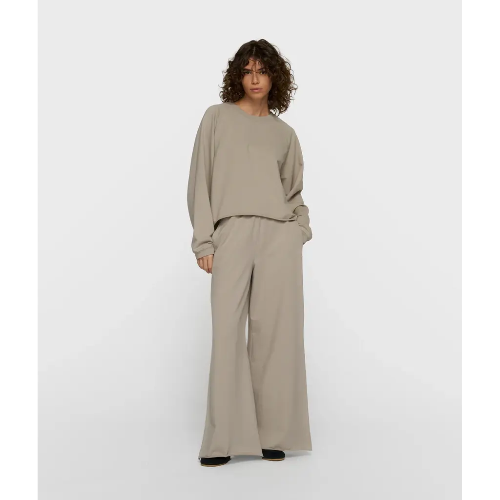 10 Days Silent Chique Wide Jogger in fog