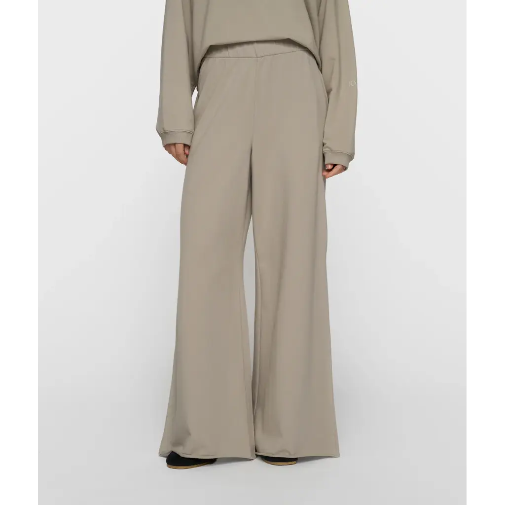 10 Days Silent Chique Wide Jogger in fog