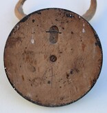 Antiek abnorm REE GEWEI op zwart rond houten schild  - rond 1920