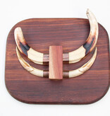 Tanden WRATTENZWIJN op hardhouten schild