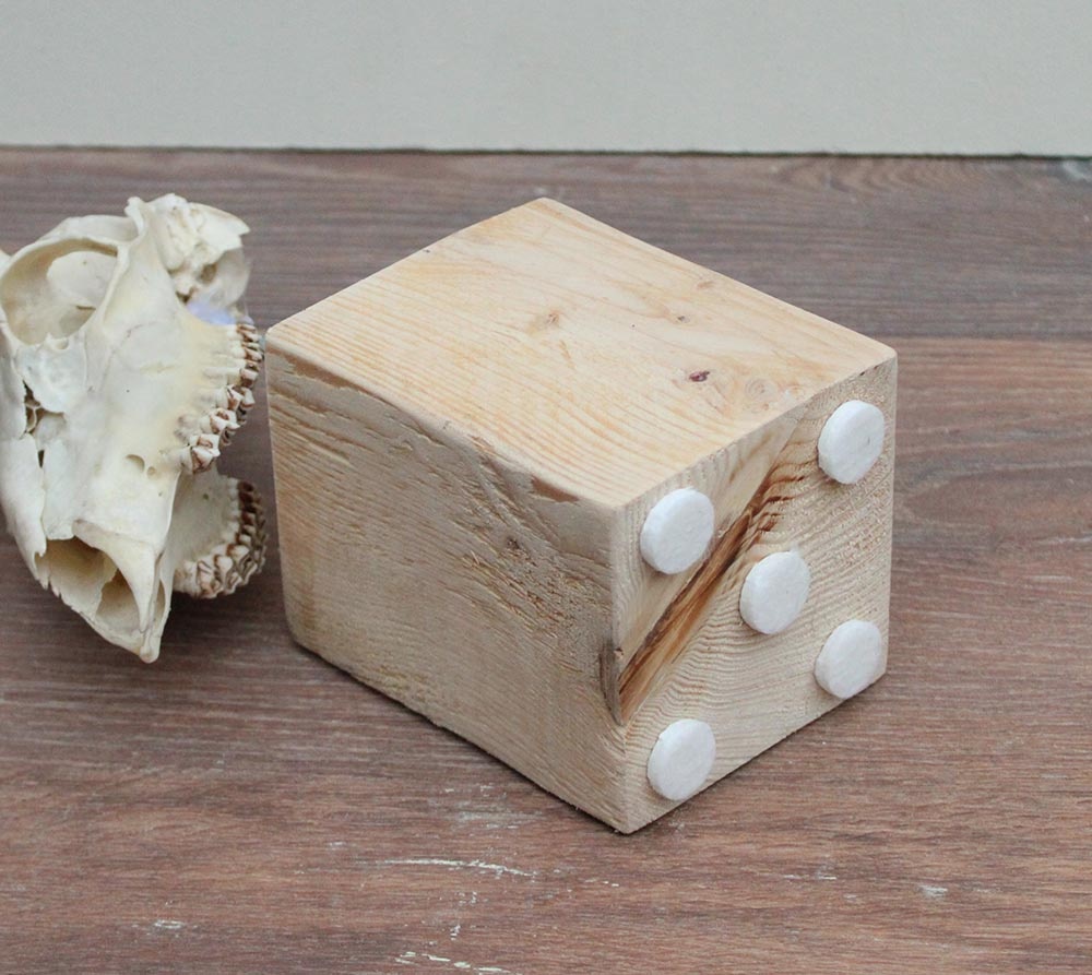 Mooi gebleekte zesender REE SCHEDEL op houten sokkel