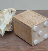 Mooi gebleekter REE SCHEDEL op houten sokkel