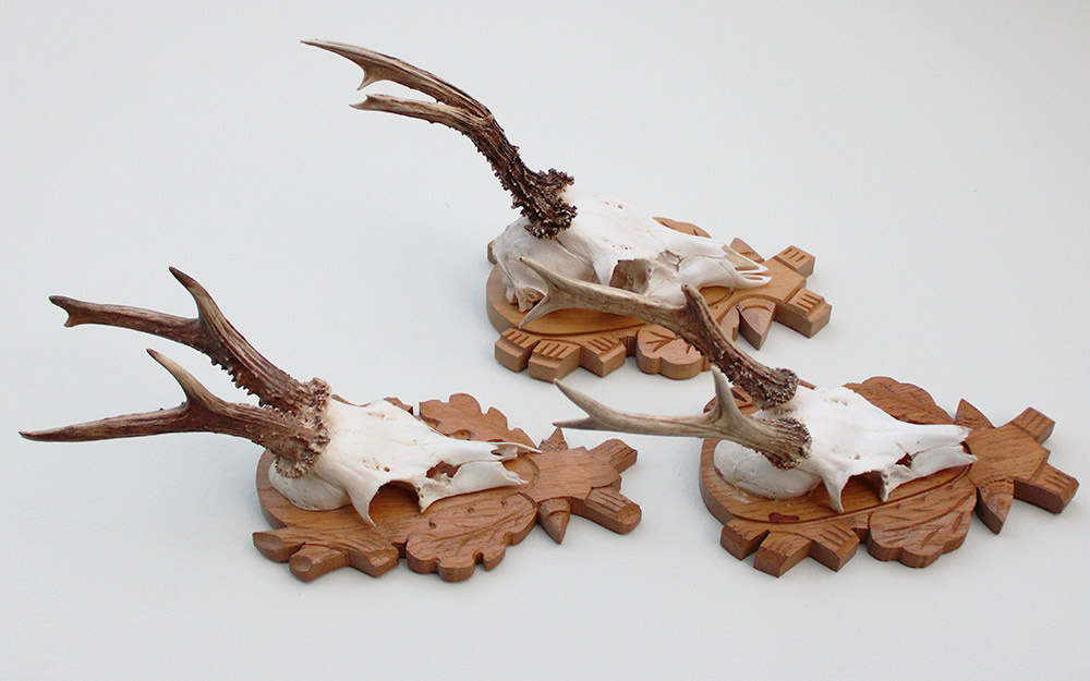 3 x  REE GEWEI op solide bewerkt houten schild