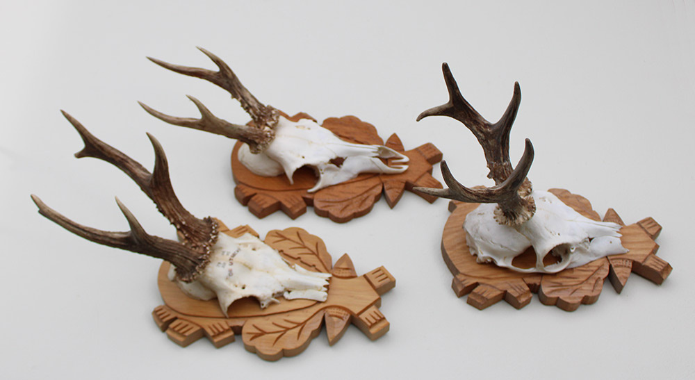 3 x  REE GEWEI op fraai bewerkt houten schild -  set C