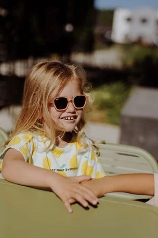 Petite fille avec des lunettes de soleil