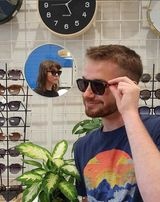 Des membres de l'équipe Hopono portant des lunettes de soleil.