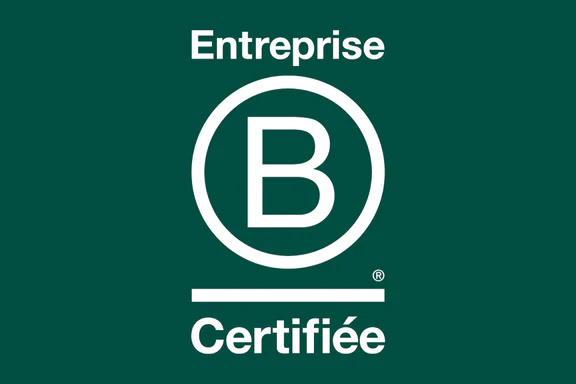 Le logo B Corp, certifiant que Cabaïa respecte les normes sociales et environnementales élevées.
