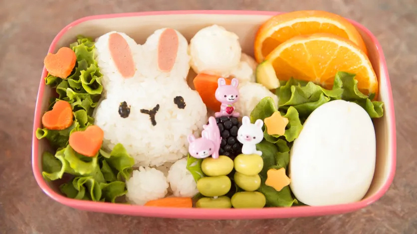 Un bento rempli d'aliments colorés et appétissants.