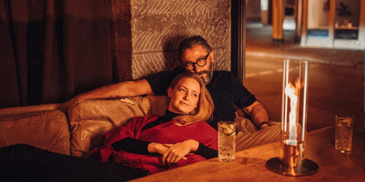 Un couple profitant d'une cheminée Höfats