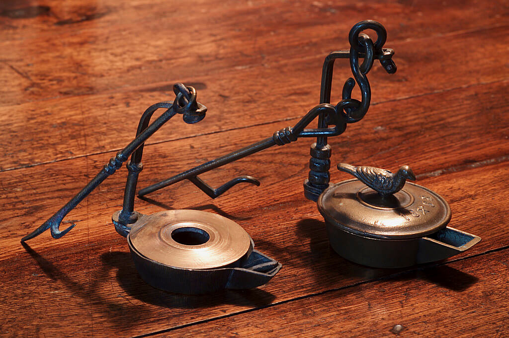 Des lampes à huile anciennes.