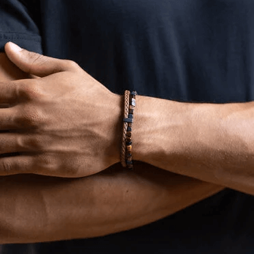 Un homme portant le bracelet GEMINI