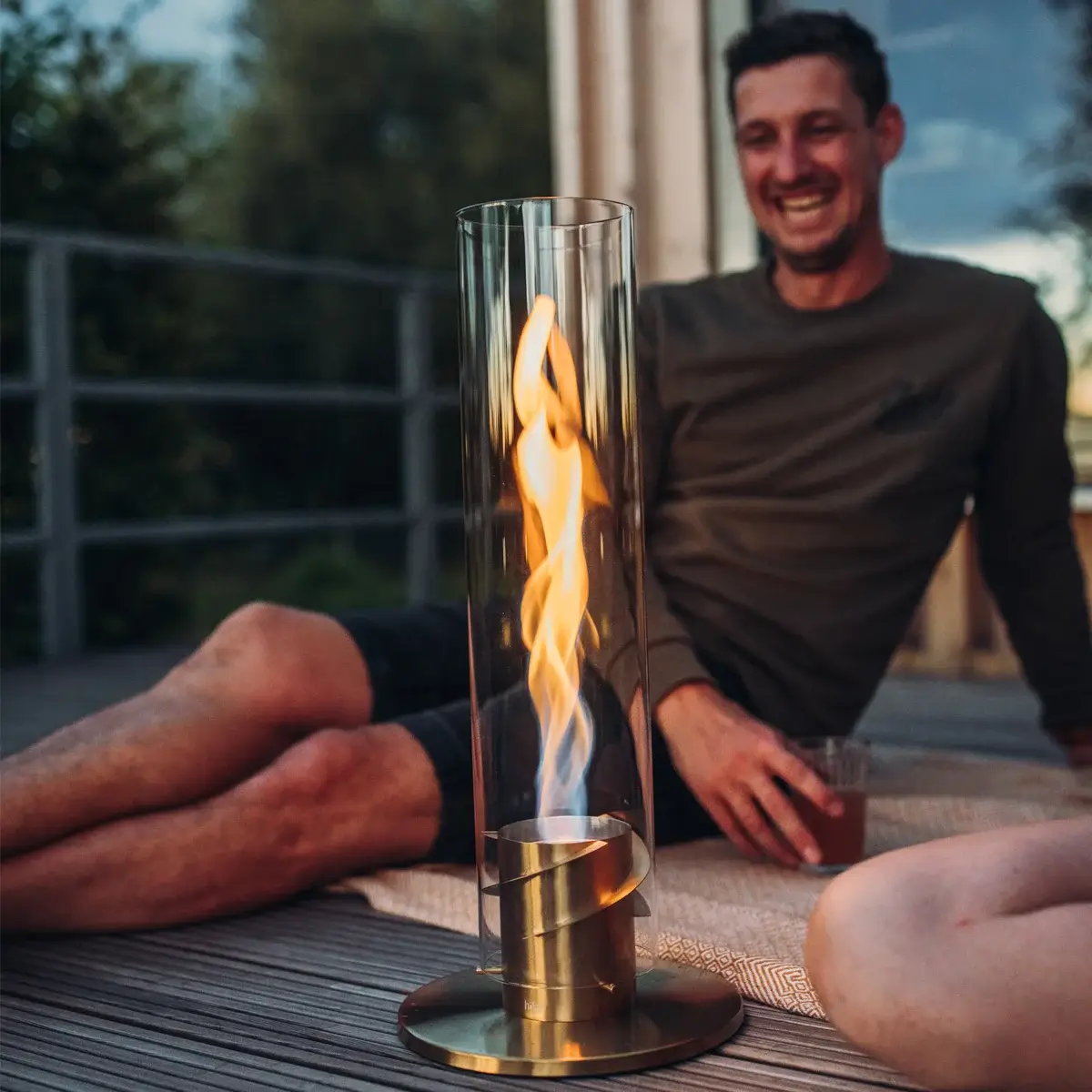 Un homme très satisfait de sa cheminée Höfats