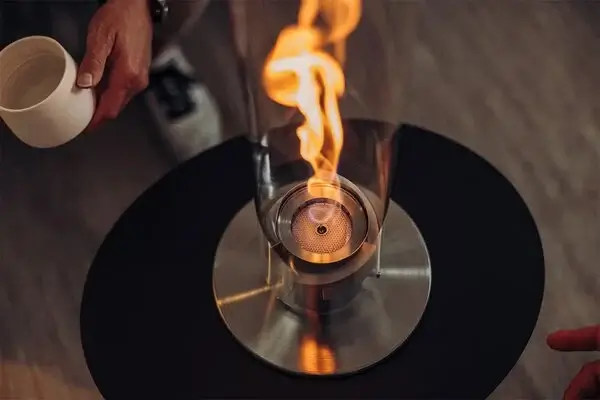 La flamme tourbillonante d'une cheminée Höfats