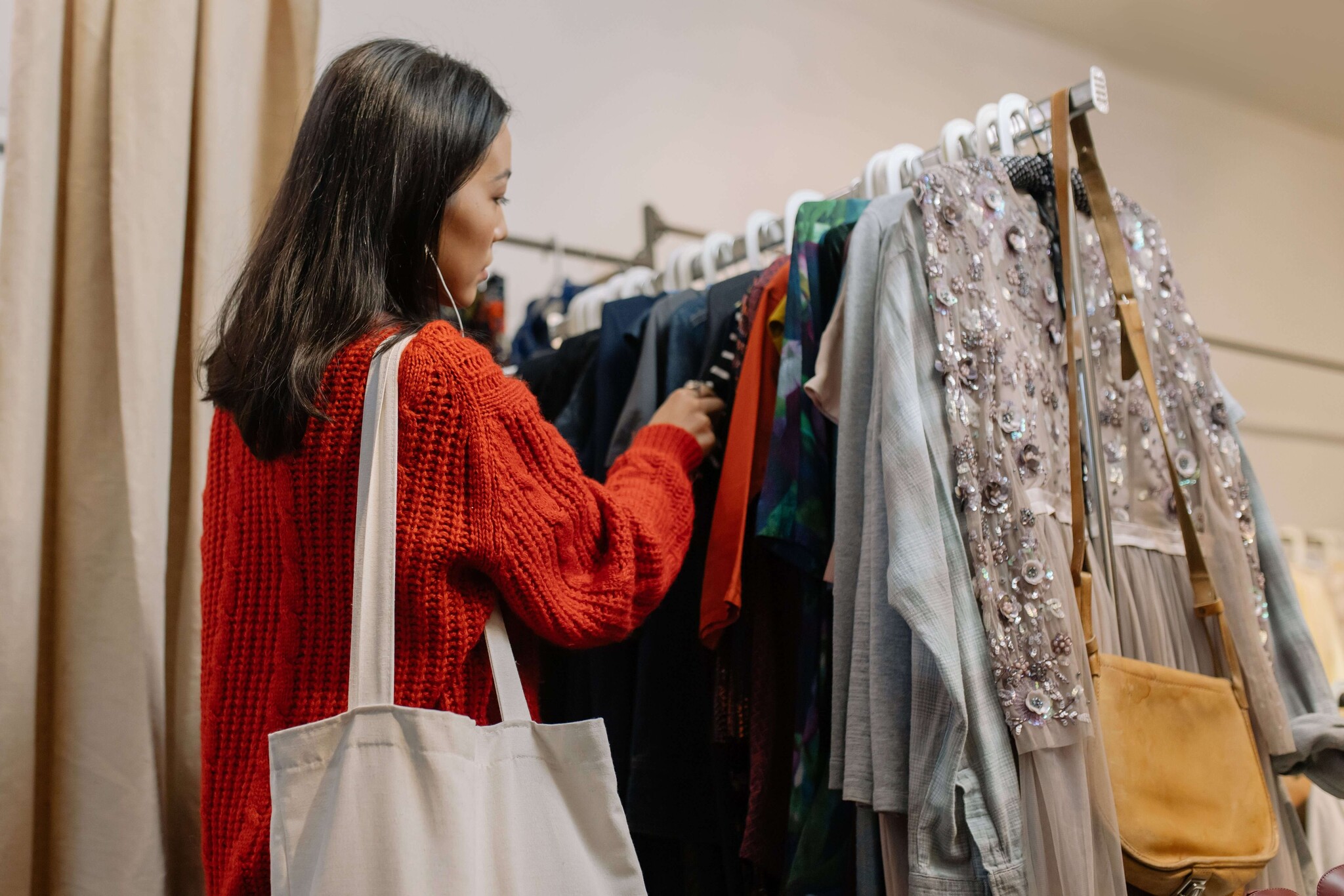 Une dame fouillant dans le rayon d'un Concept Store