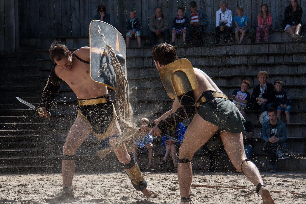 Gladiatoren vechten in de arena als onderdeel van een moderne voorstelling