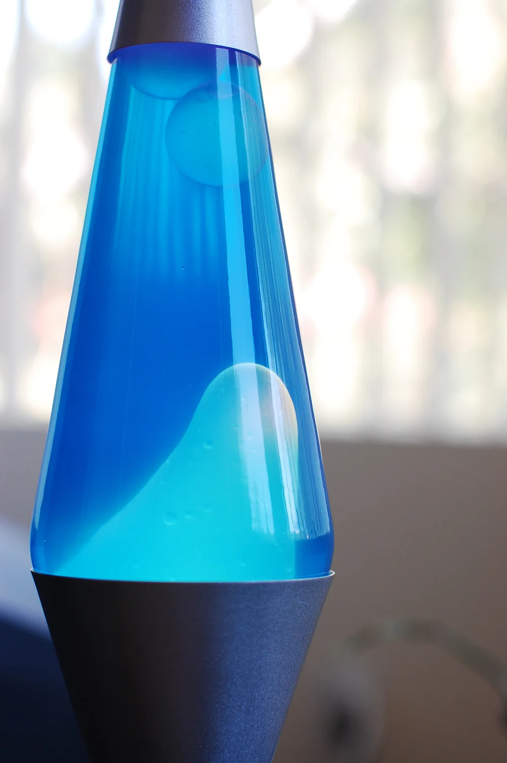 Lampe à lave bleue vue de près