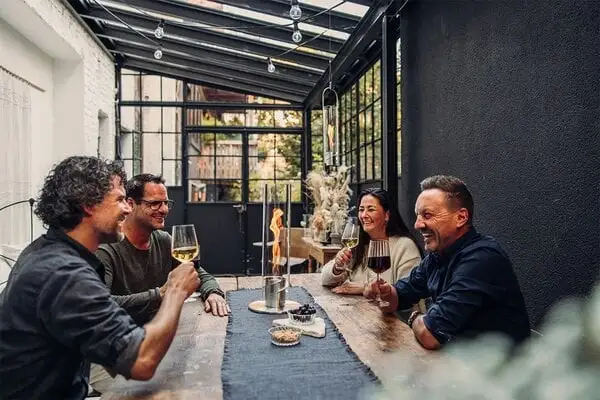 Des gens avec une cheminée hofats