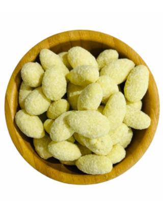 Mandelkerne mit Kokosflocken in weißer Schokolade