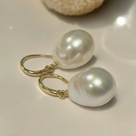 Mrs.Janssen Mrs.Janssen Oorhangers 18k geelgoud met Zoetwaterparel Barok 15x11.5mm 616553