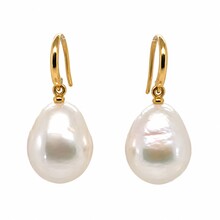 Mrs.Janssen Mrs.Janssen Oorhangers 18k geelgoud met Zoetwaterparel Barok 15x11.5mm 616553