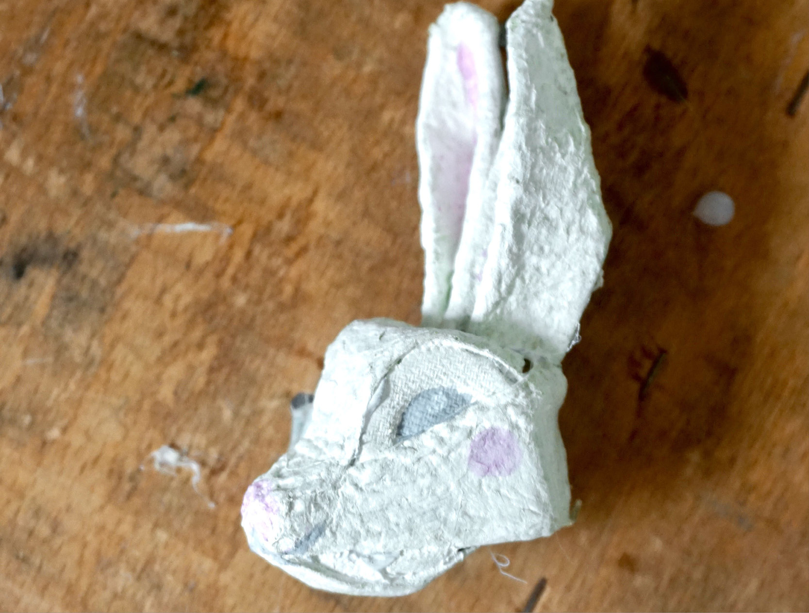 Upcycling-Hase Osterdeko aus Eierschachtel