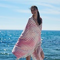 Sun of a Beach  vederlichte roze strandhanddoek - hamamdoek met bladeren van palmbomen