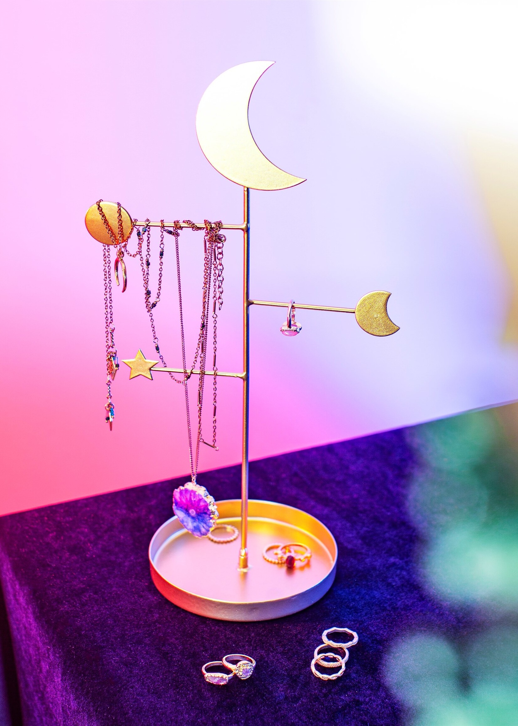 Sass & Belle gouden galaxy sieradenstandaard uit de Celestial collectie