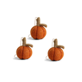 Én Gry & Sif drie handgemaakte vilten oranje Halloween Pompoenen - decoratie hangertjes