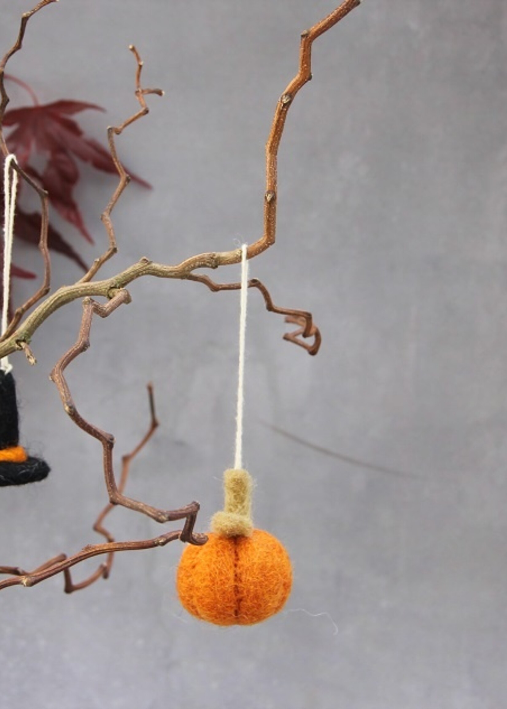 Én Gry & Sif drie handgemaakte vilten oranje Halloween Pompoenen - decoratie hangertjes