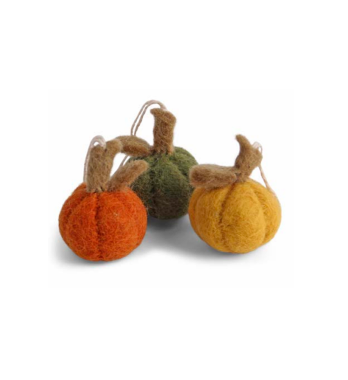 Én Gry & Sif drie handgemaakte vilten Herfst / Halloween Pompoenen in oranje, groen en geel - decoratie hangertjes