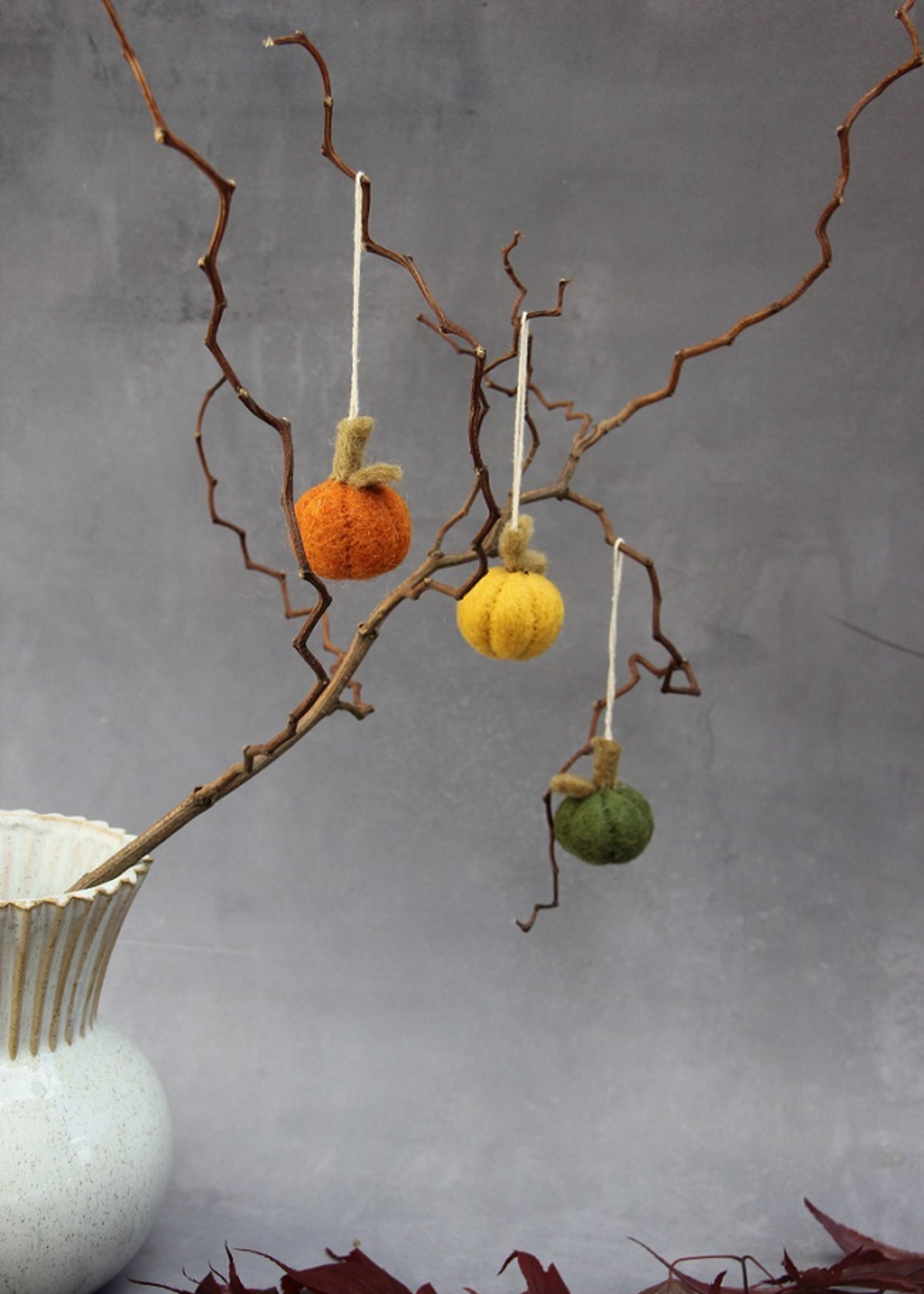 Én Gry & Sif drie handgemaakte vilten Herfst / Halloween Pompoenen in oranje, groen en geel - decoratie hangertjes