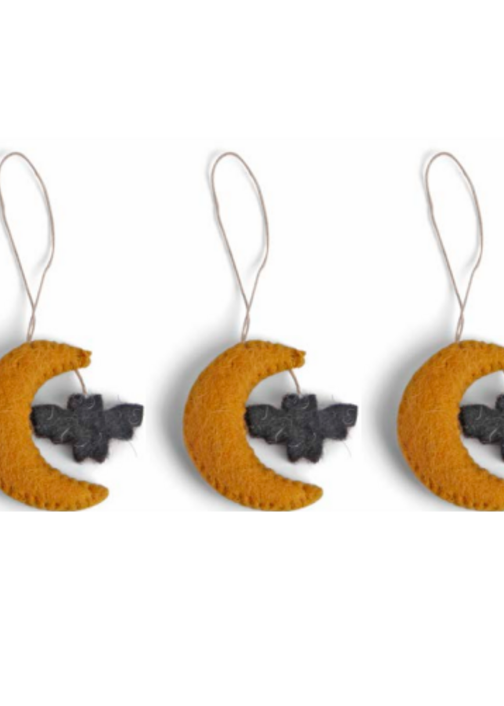 Én Gry & Sif drie handgemaakte vilten Halloween Maantje met vleermuizen - decoratie hangertjes