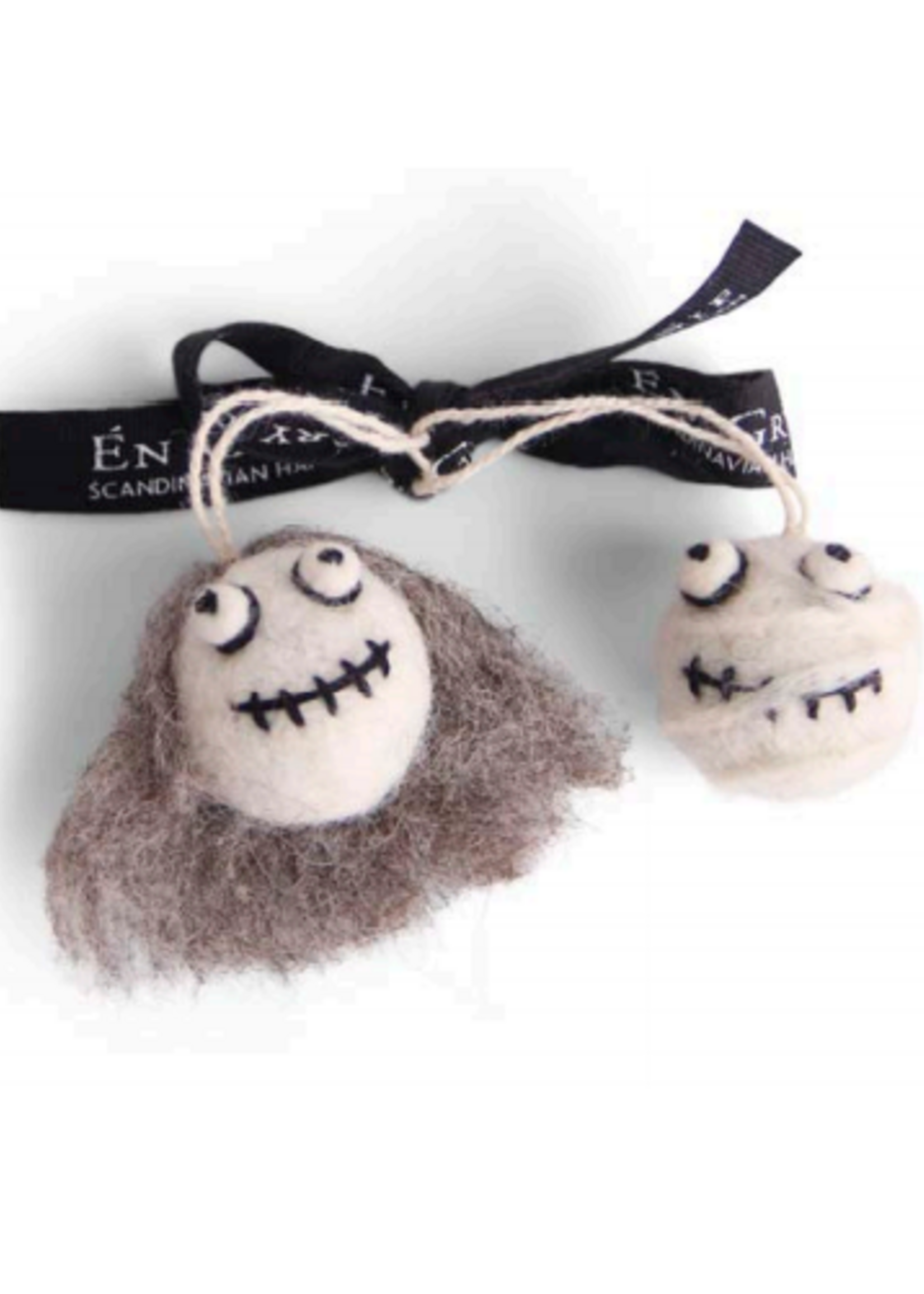 Én Gry & Sif handgemaakte vilten mummie en Halloween hoofd met grijs haar - Halloween versiering - decoratie hangertjes