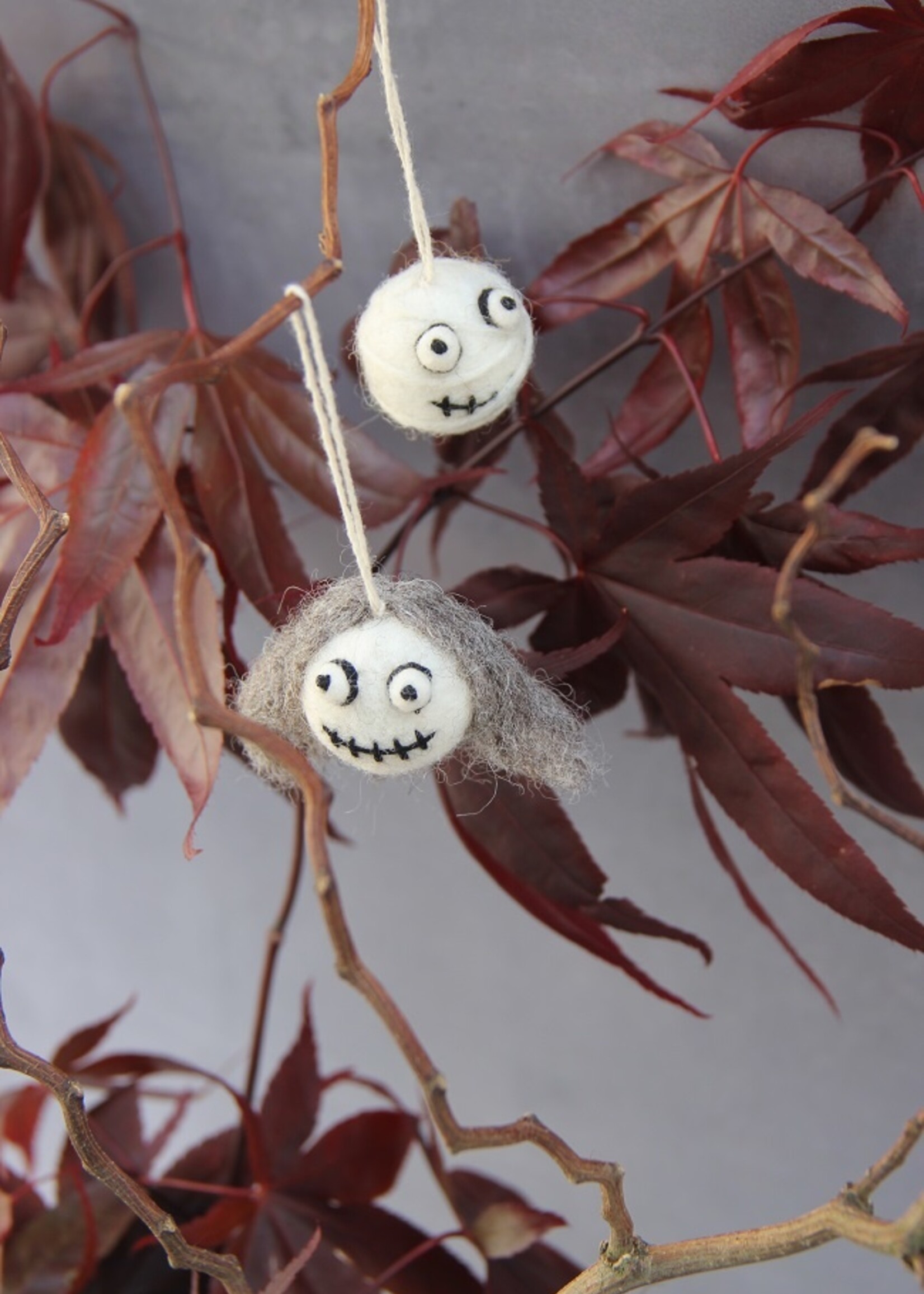 Én Gry & Sif handgemaakte vilten mummie en Halloween hoofd met grijs haar - Halloween versiering - decoratie hangertjes