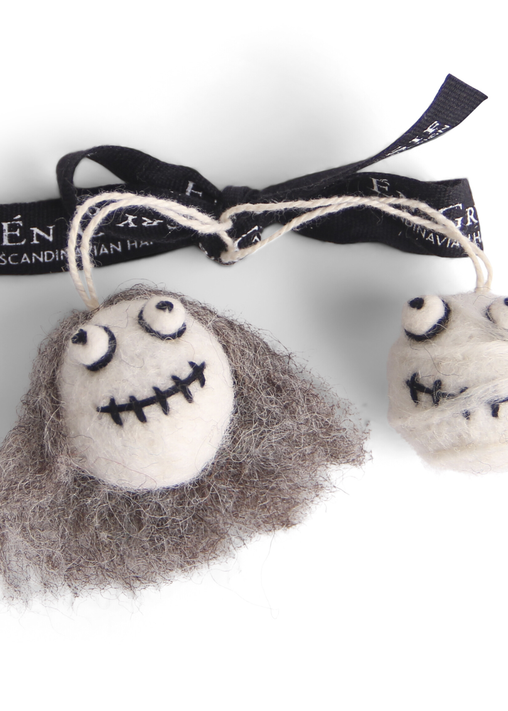 Én Gry & Sif handgemaakte vilten mummie en Halloween hoofd met grijs haar - Halloween versiering - decoratie hangertjes