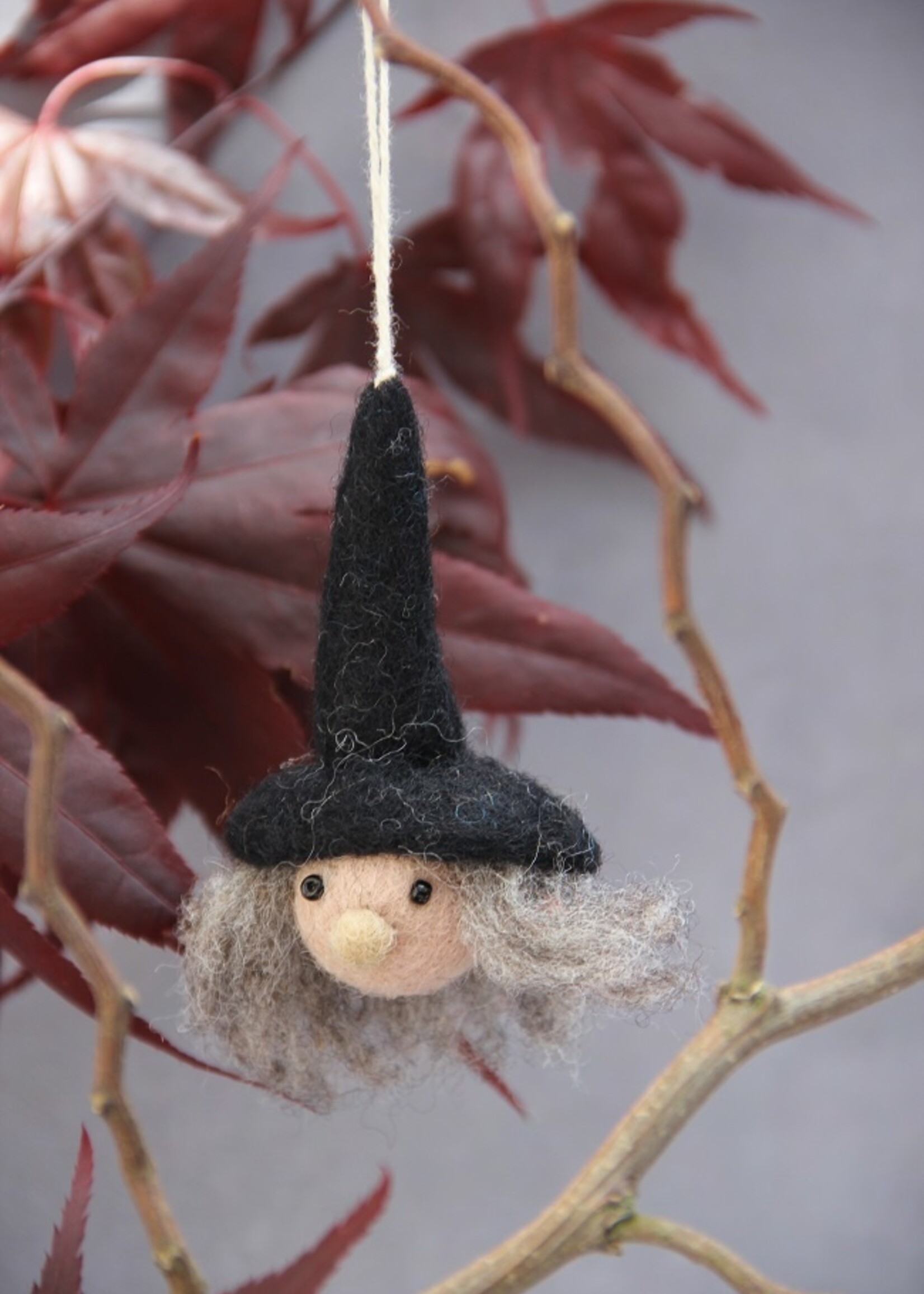 Én Gry & Sif handgemaakte vilten Heksje - Halloween versiering - decoratie hangertje