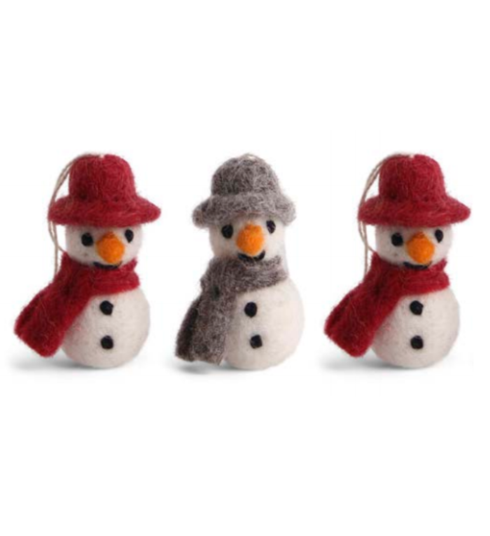 Én Gry & Sif drie handgemaakte vilten sneeuwpopjes met hoed en sjaal -  rood en grijs - kerstboom decoratie hangertjes