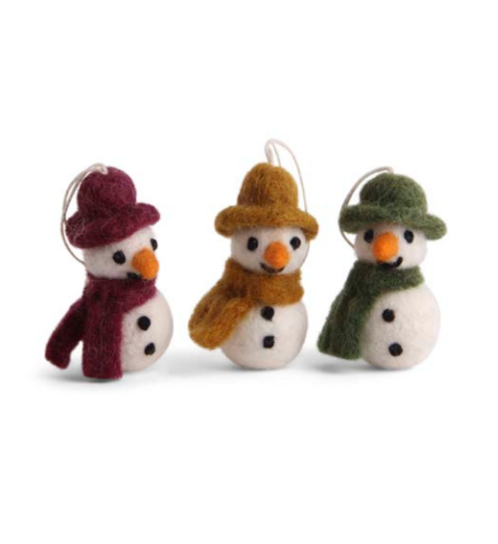 Én Gry & Sif drie handgemaakte vilten sneeuwpopjes met hoed en sjaal -  rood, geel en groen - kerstboom decoratie hangertjes